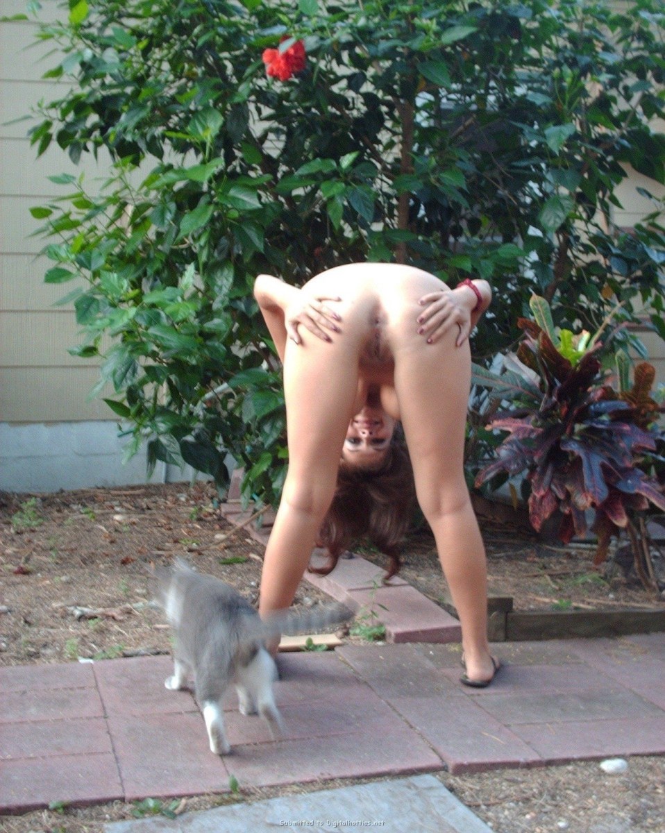 Женщины на огороде без трусов