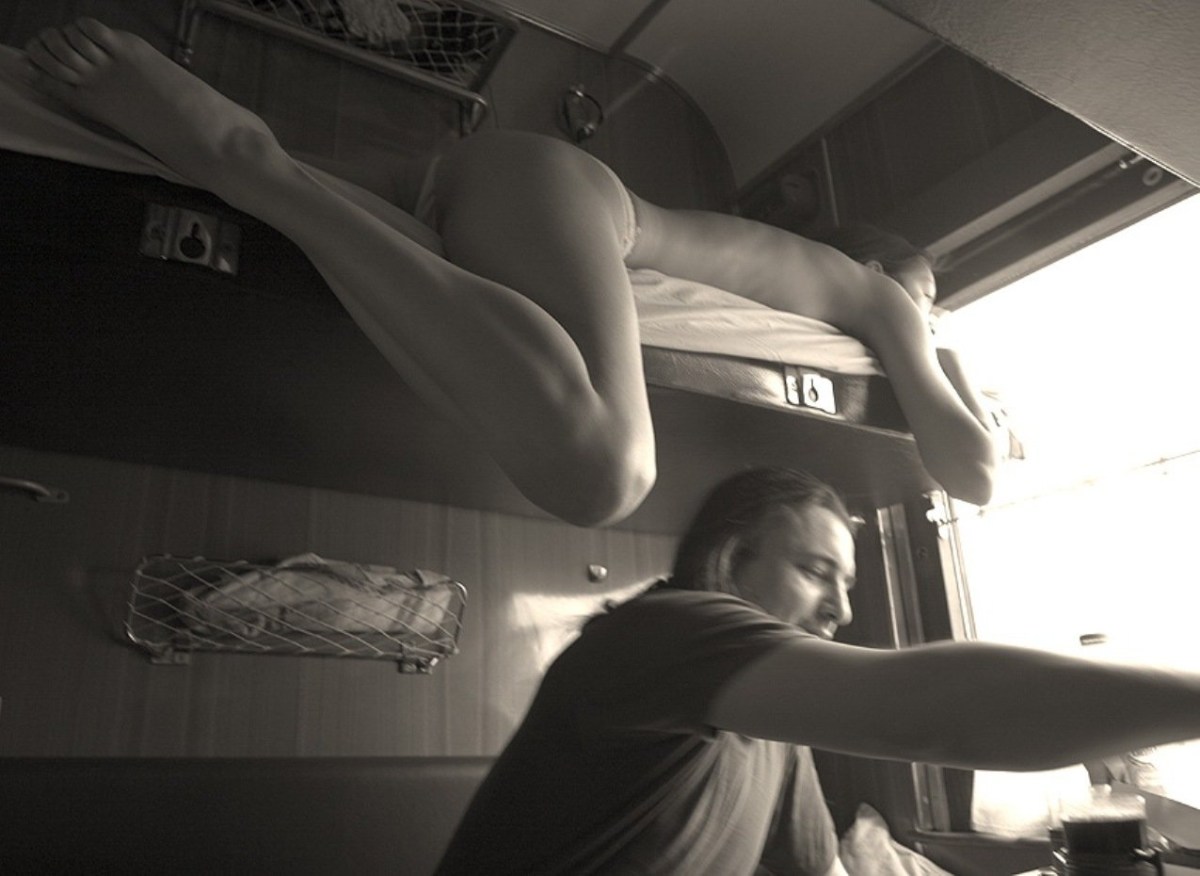 Эротичная девушка в купе