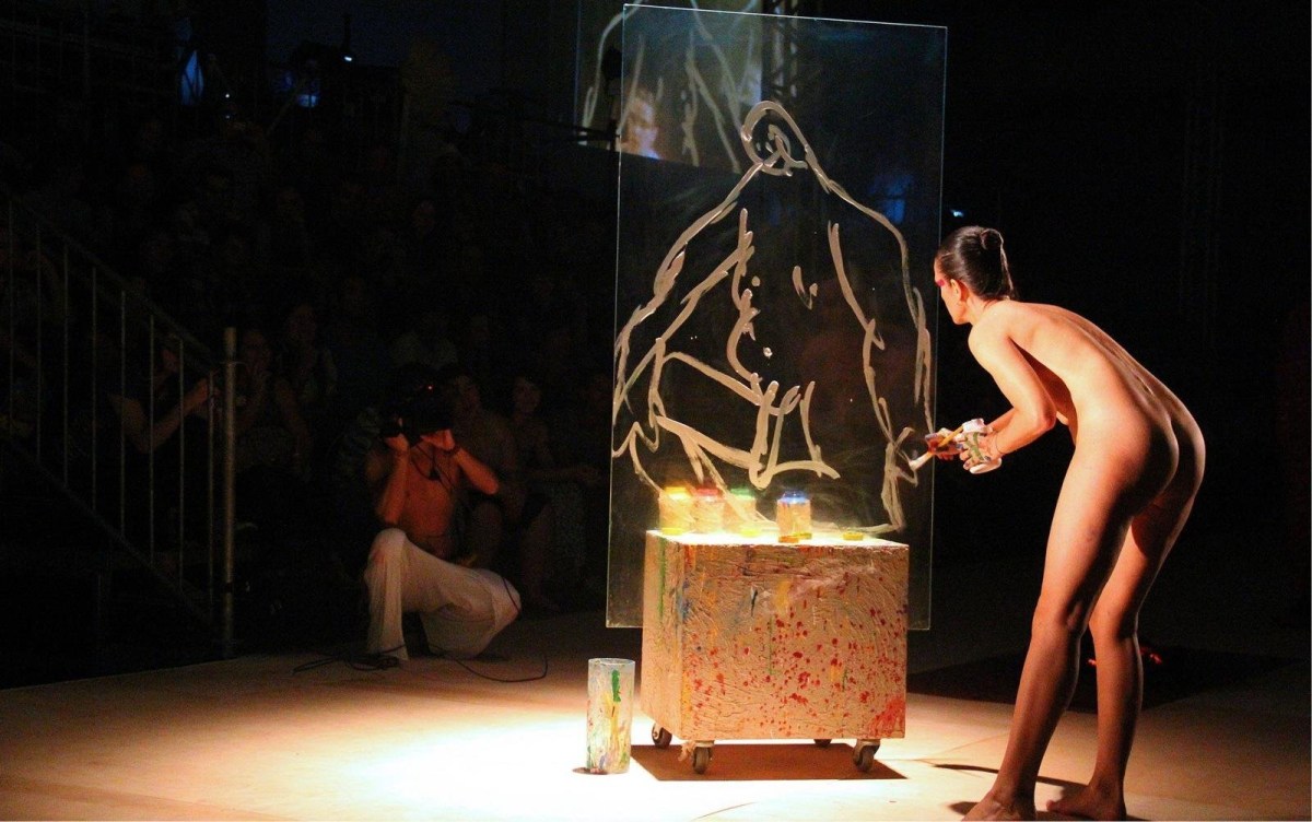 Голые актеры на сцене театра