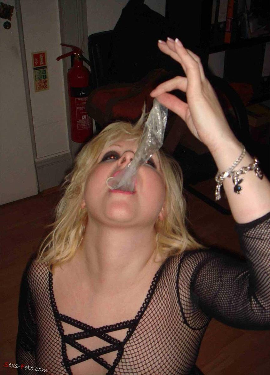 Девушка с презервативом во рту