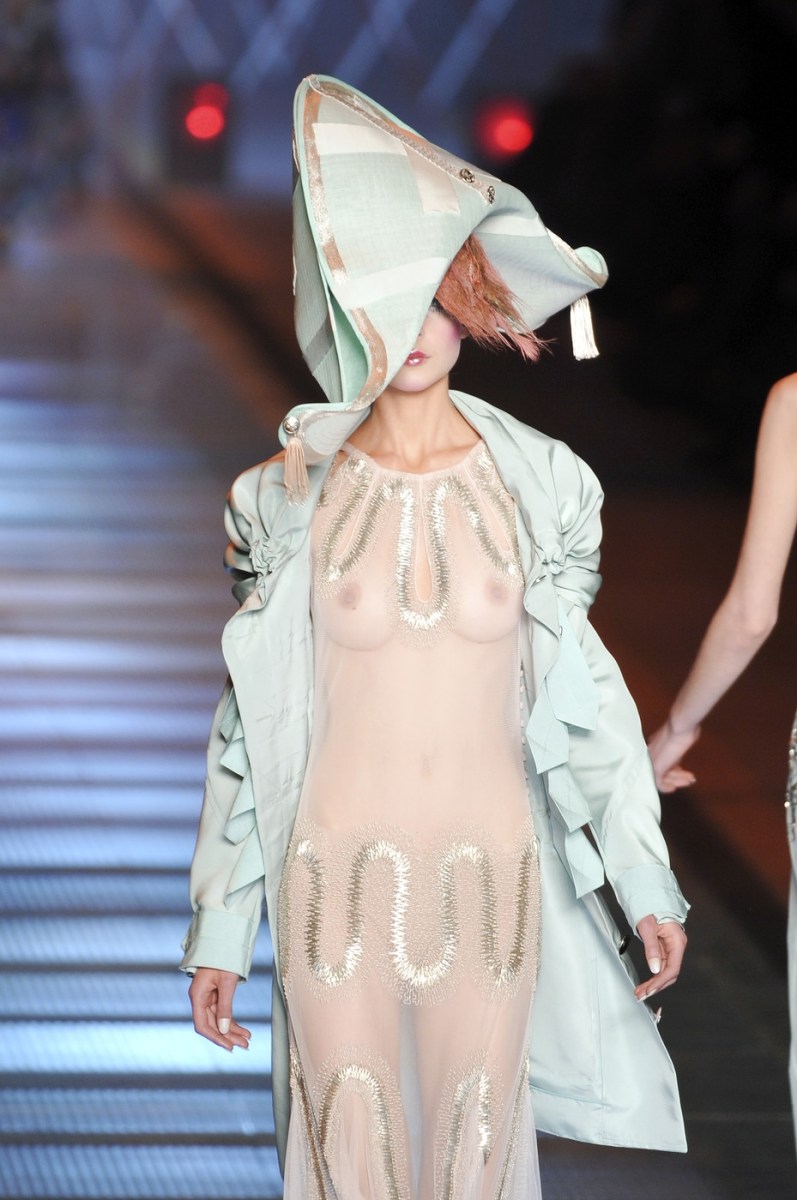 Показ Чарли Ле Минду ню