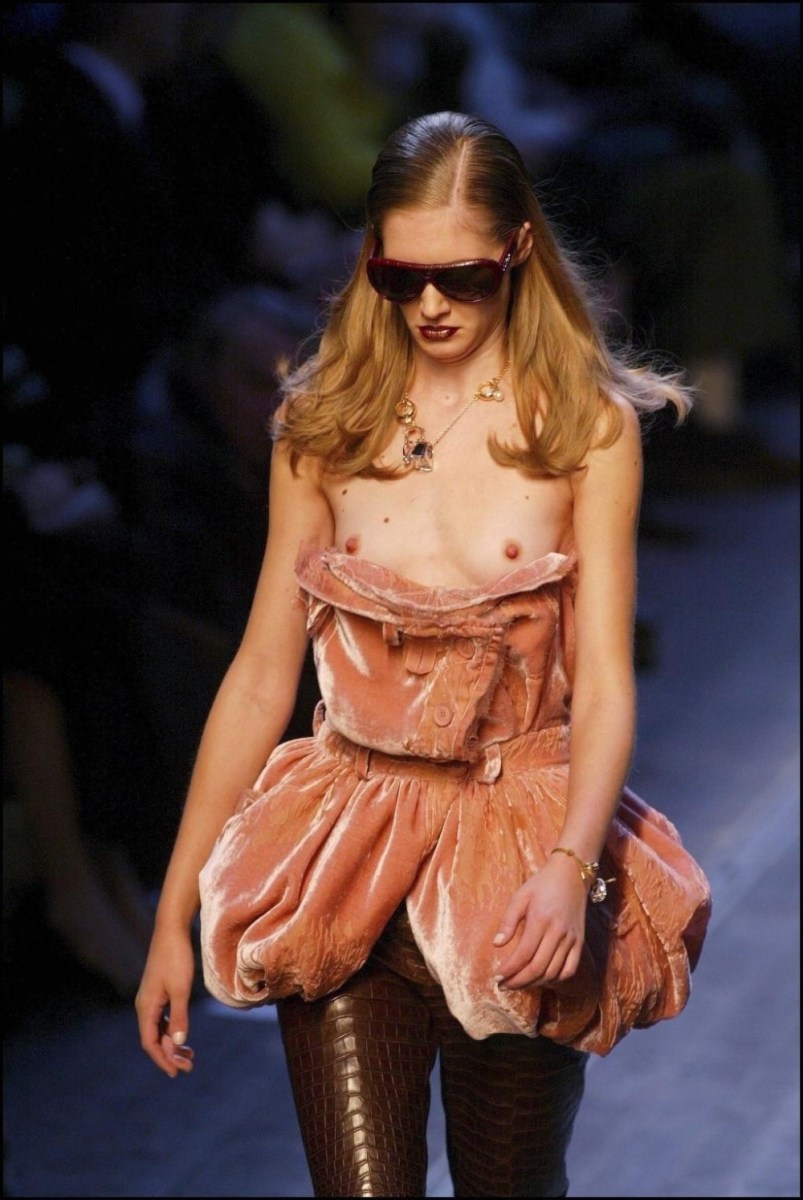 Модный показ с голой грудью