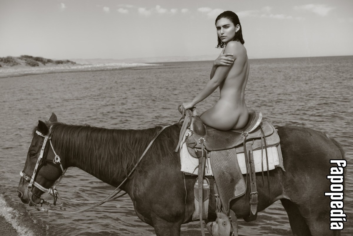 Natasha Eklove, Sydney van til & Jesse Renae by Piers Bosler