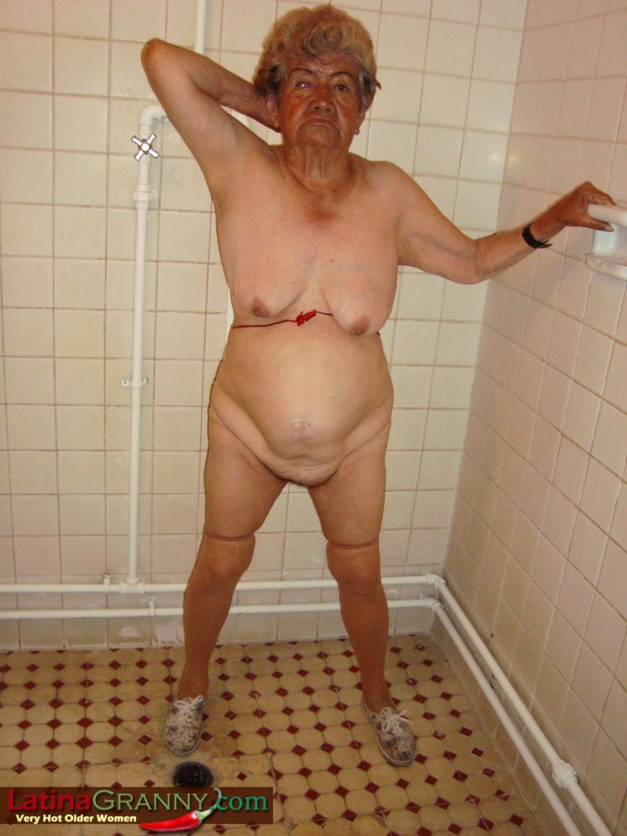 Голые бабули в душевой