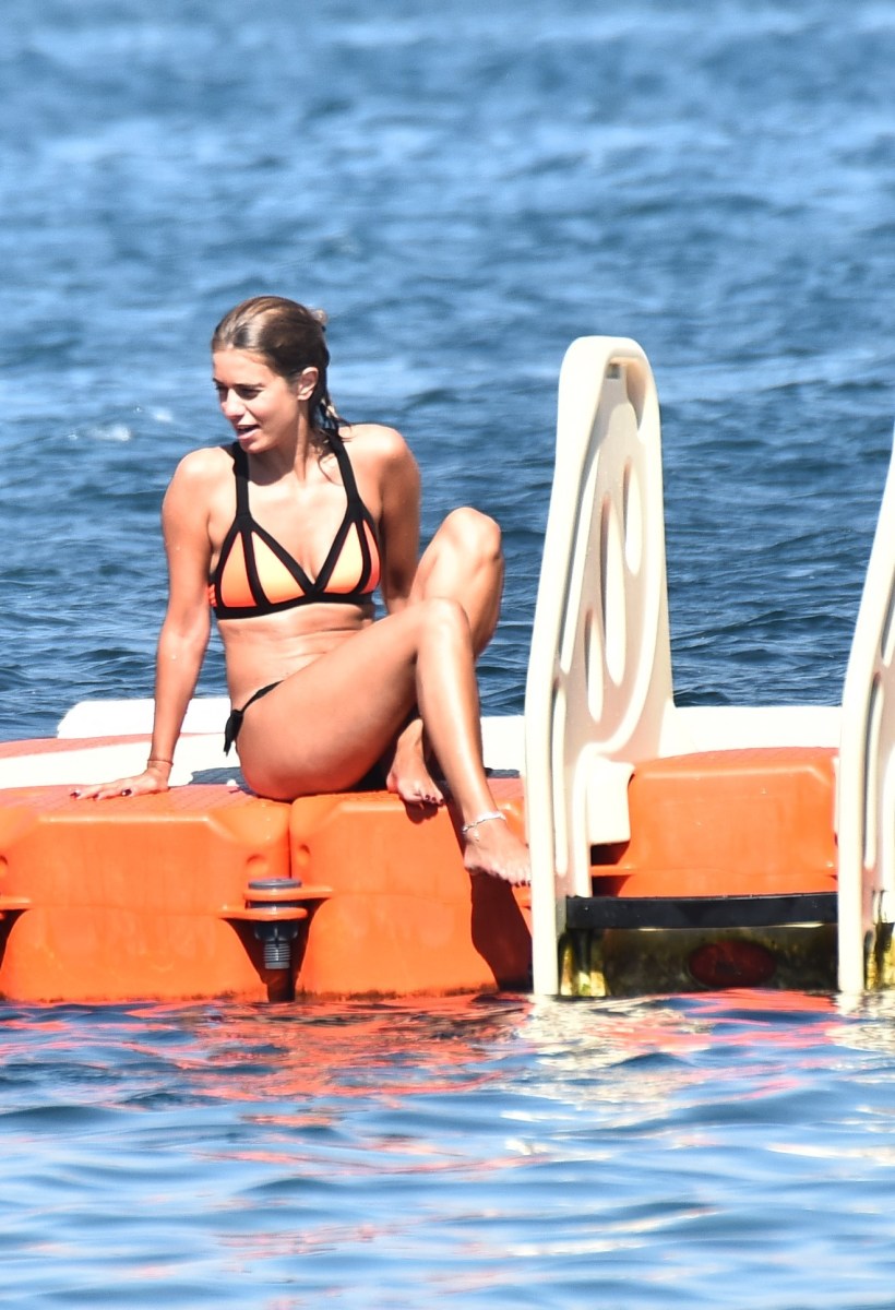 Сера Токдемир в купальнике