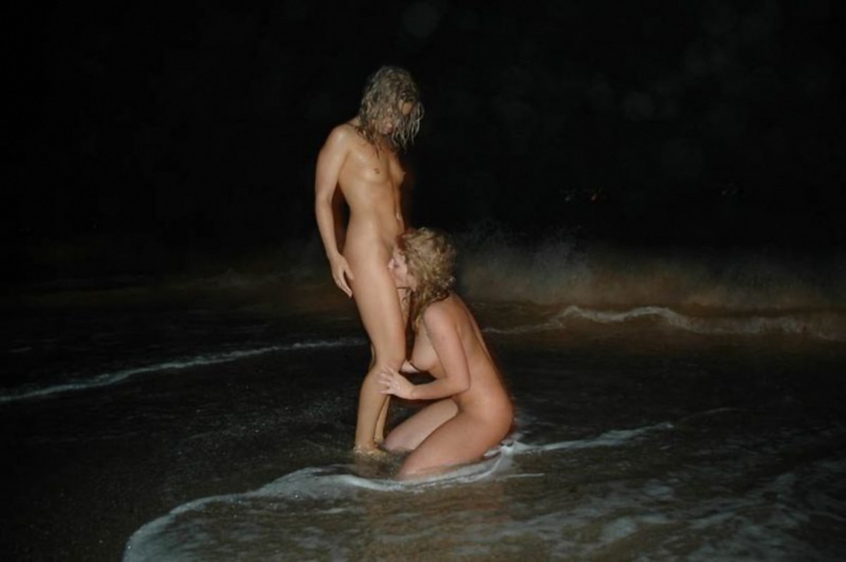 Голые девки в озере купались