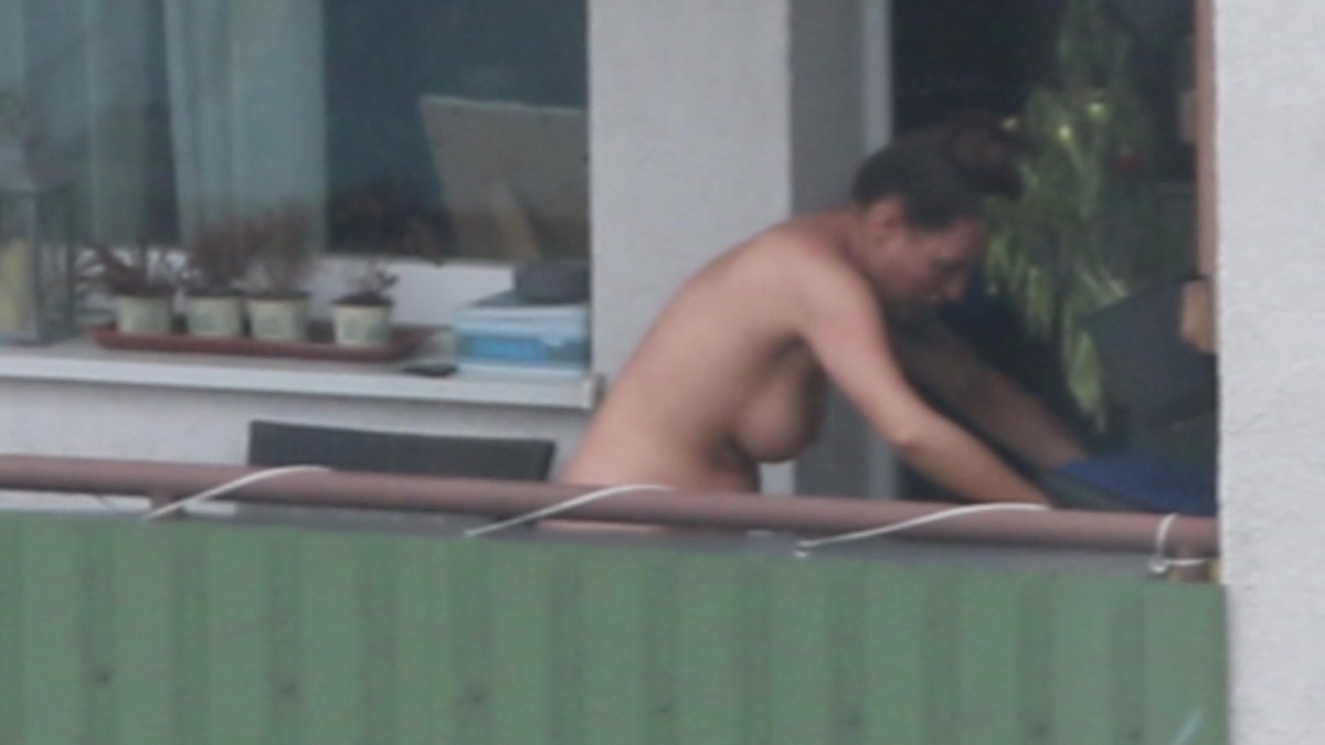 Самбурская голая на балконе