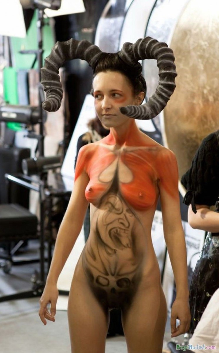 Голые зрелые бабы в наколках