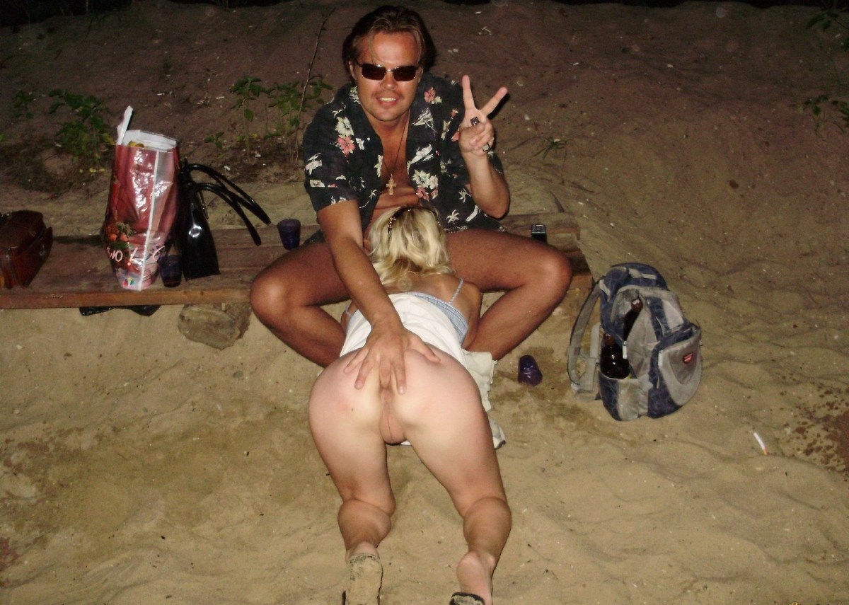 Голые бабы на улице в людном месте