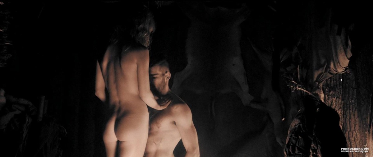 Аннабелль Уоллис грудь