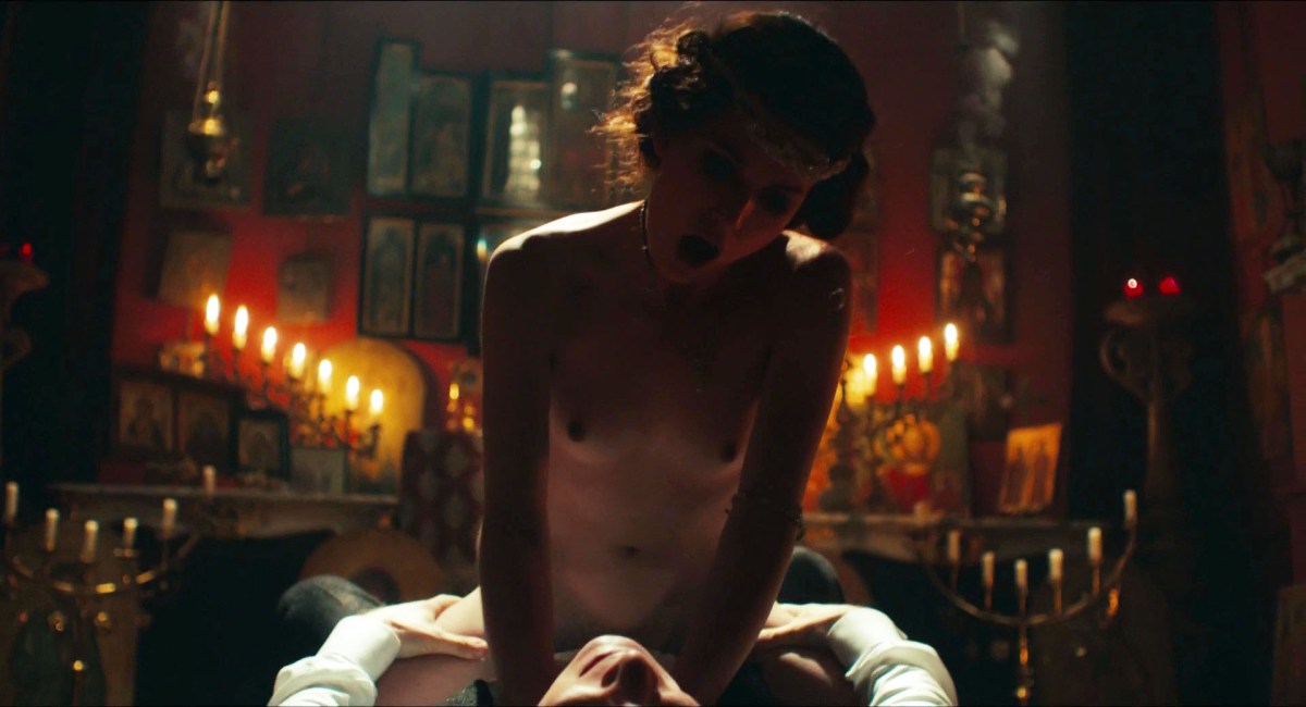 Гайте Янсен острые козырьки голая