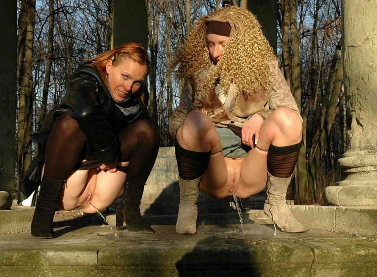 Групповой писсинг девушек