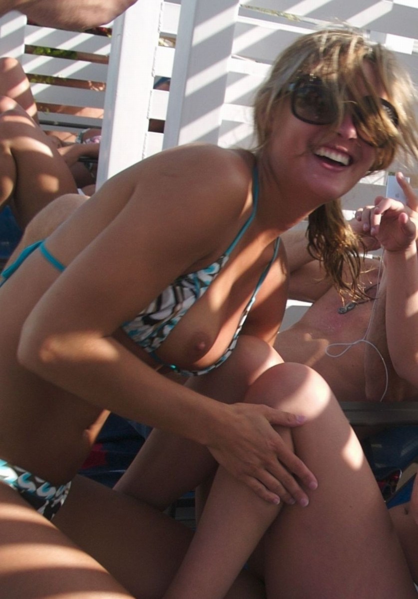 Случайно выпавшая грудь на пляже