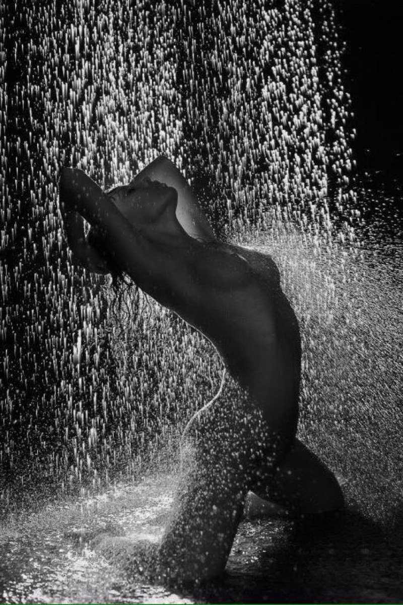 Голые красотки под дождем