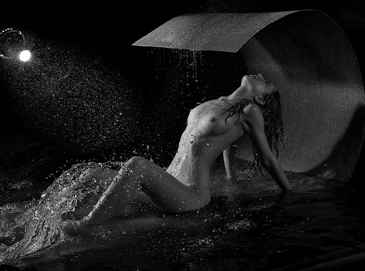 Художественное ню в воде