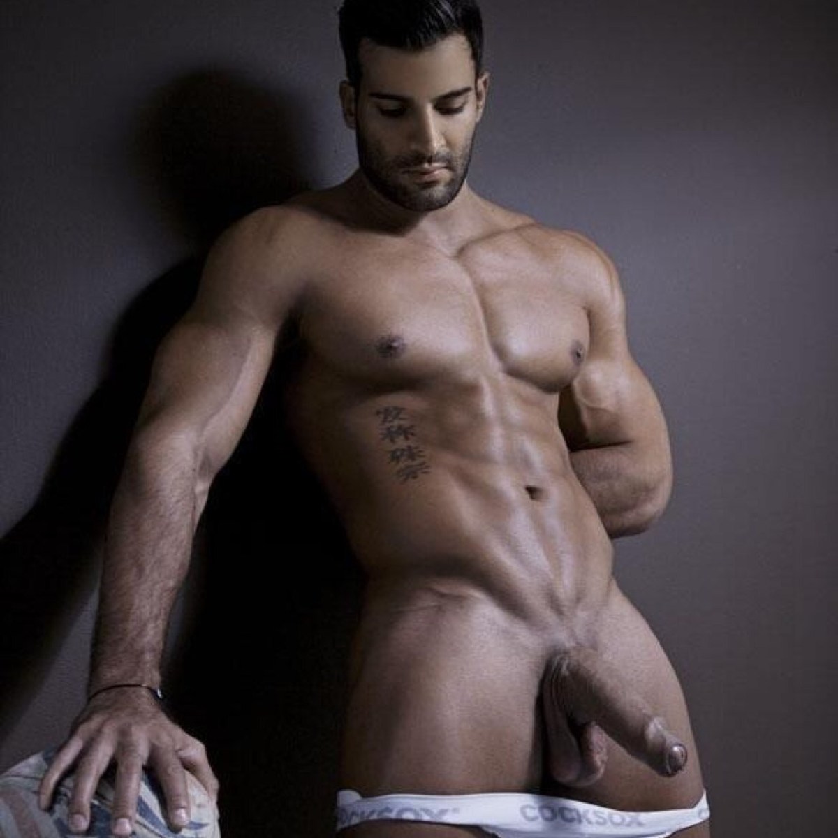 Голые волосатые накаченные парни кончают