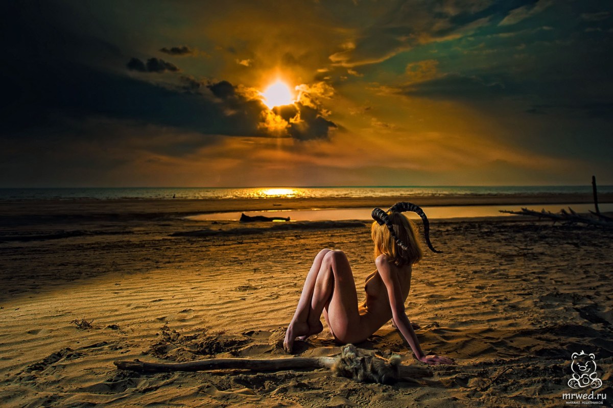 Красивые девушки голышом на закате