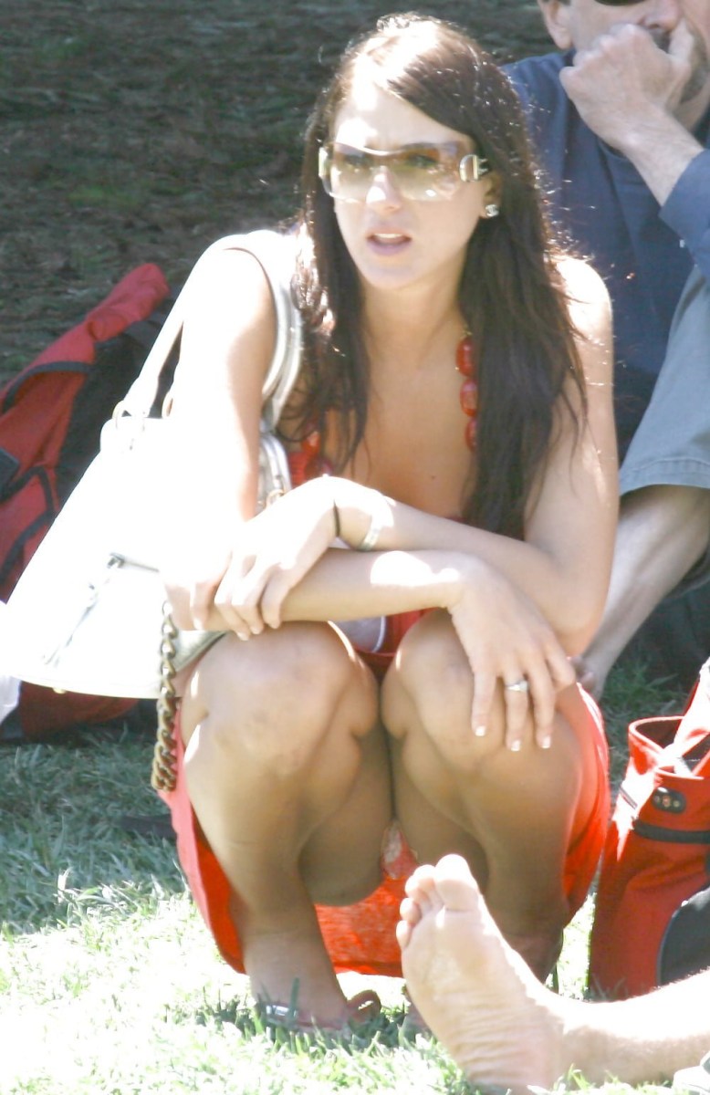 Девки переодеваются на пляже