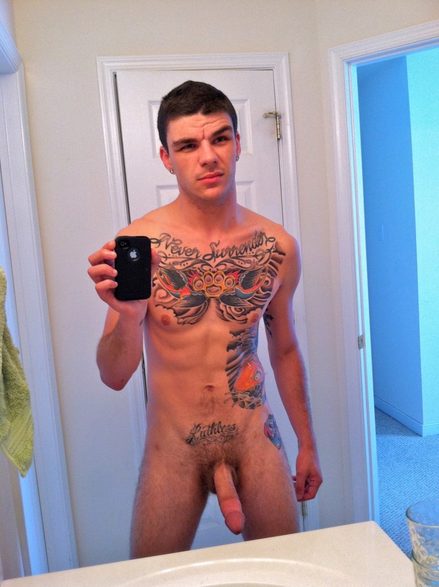 Голый мужик перед зеркалом