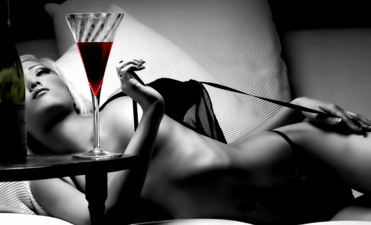 Женский писсинг в стакан