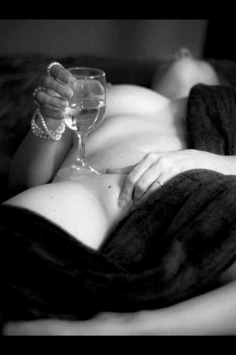 Девушка пьет свою кончу