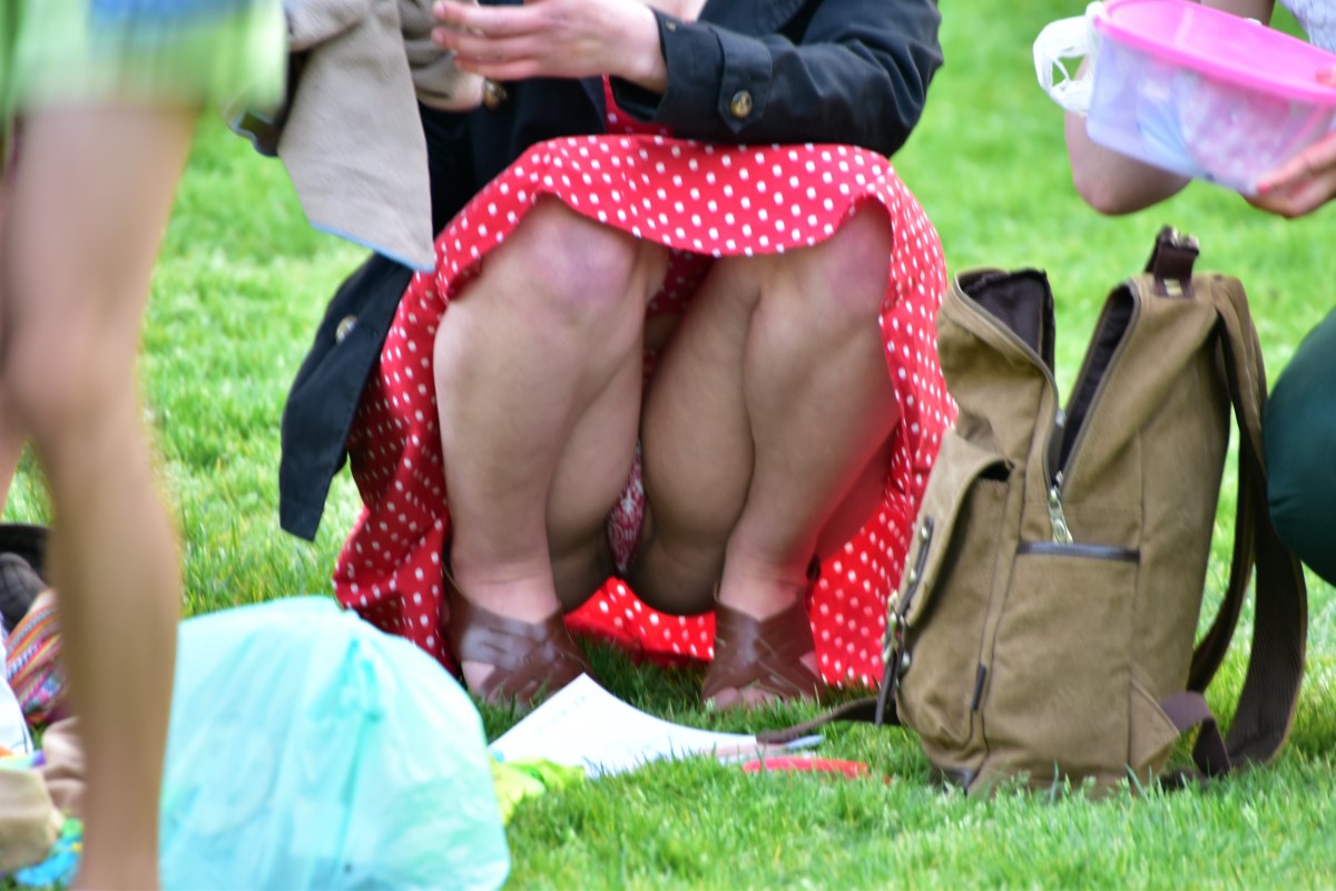 Под юбкой без трусиков в магазине