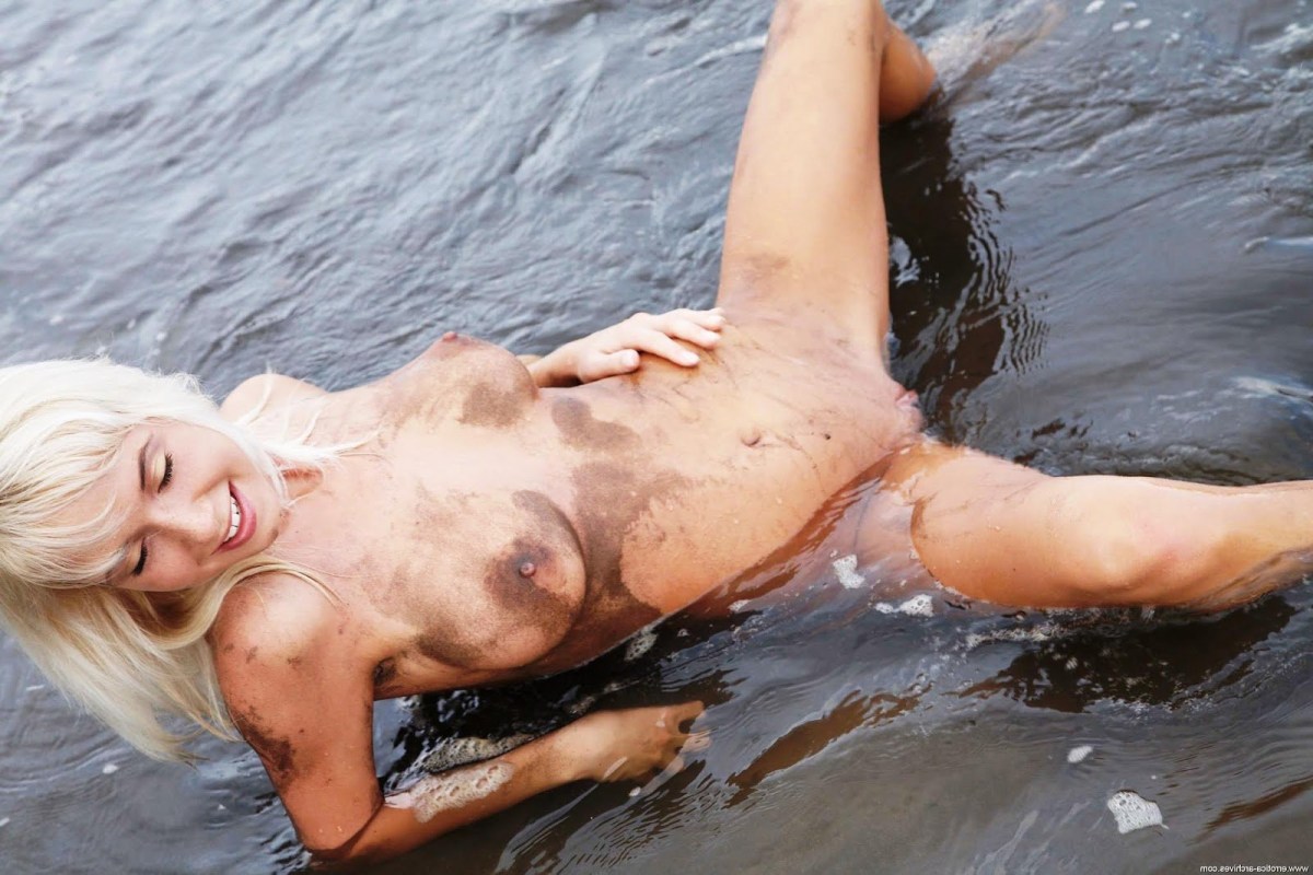 Голые девчонки в грязи