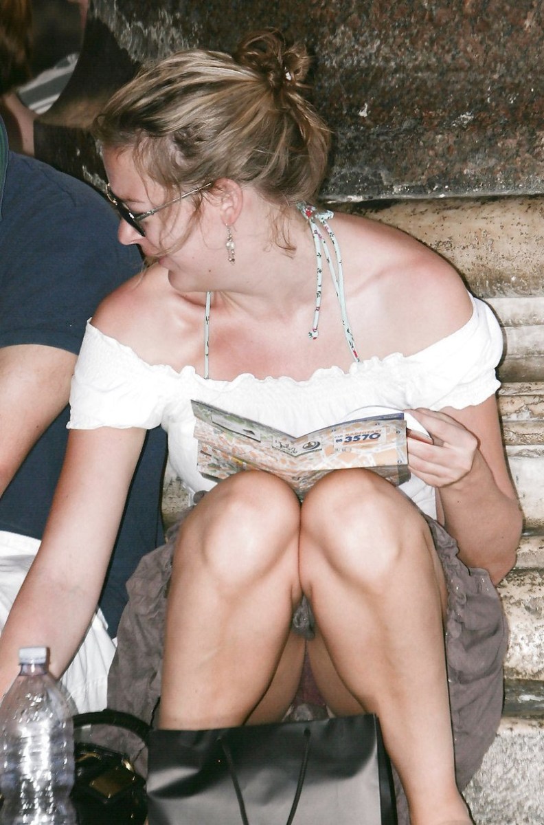 Раздвинув ноги без трусов частное