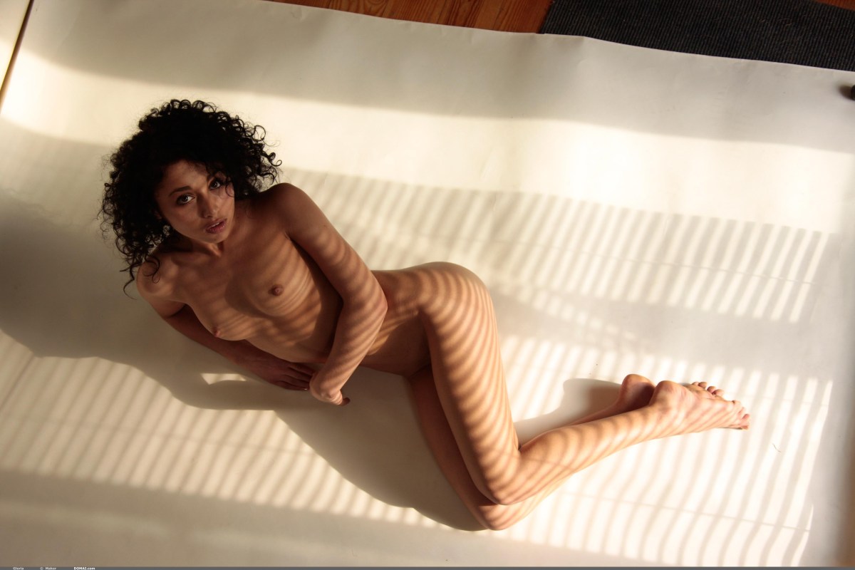 Голая Gloria Sol на каблуках