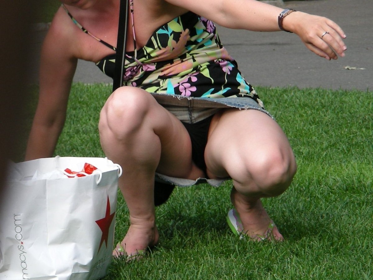 Девушки в трусах на корточках