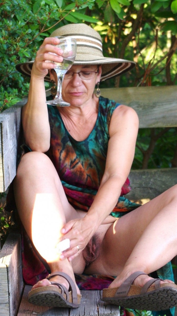 Дамы без трусиков на даче