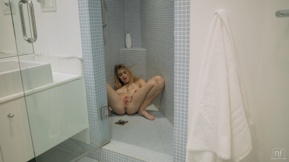 Порнушка с соседкой в ванной