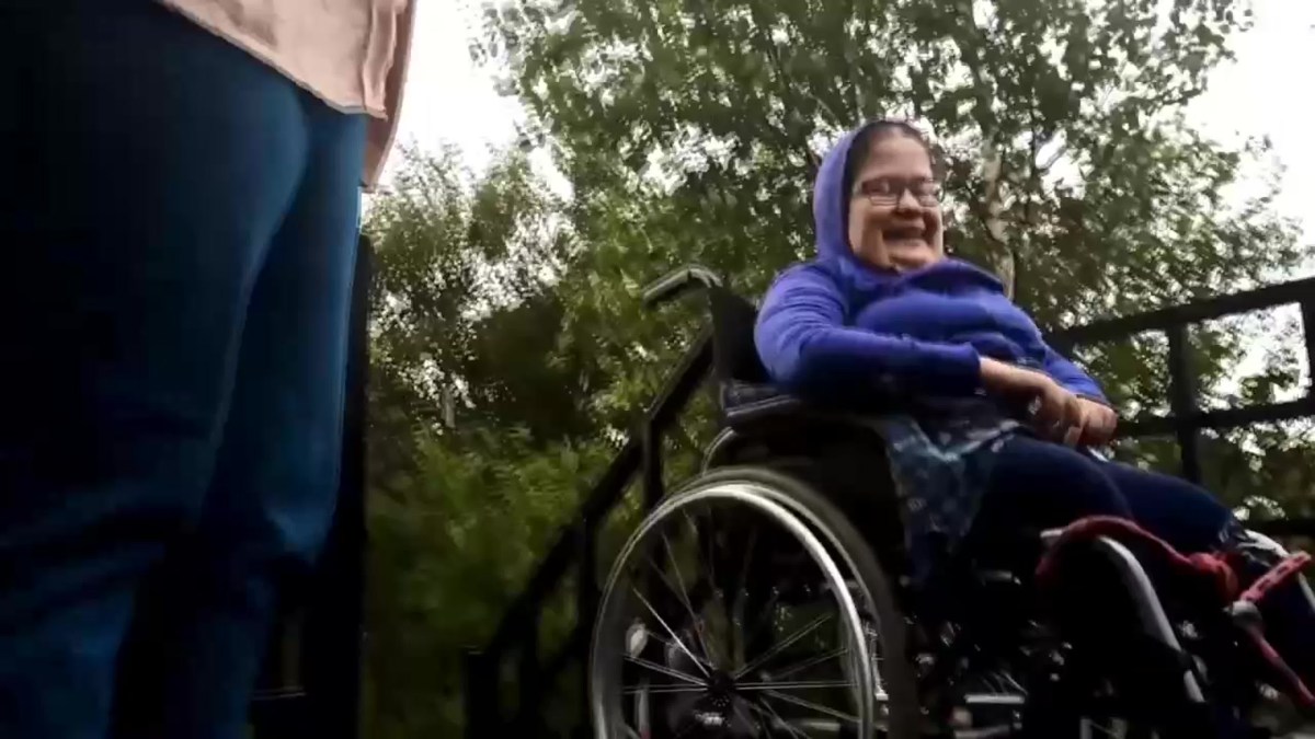 Красивая девушка с коляской