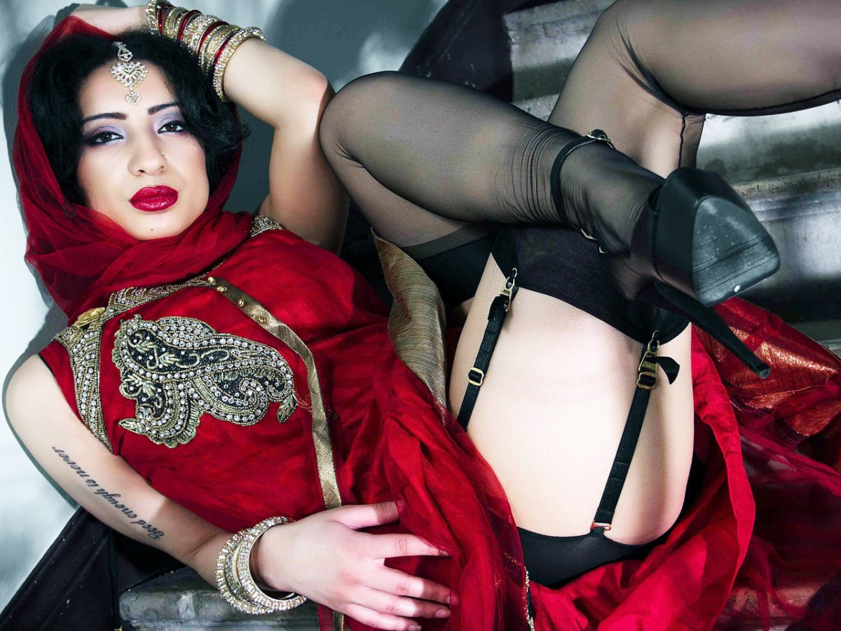 Vanessa Cooper в платье голая