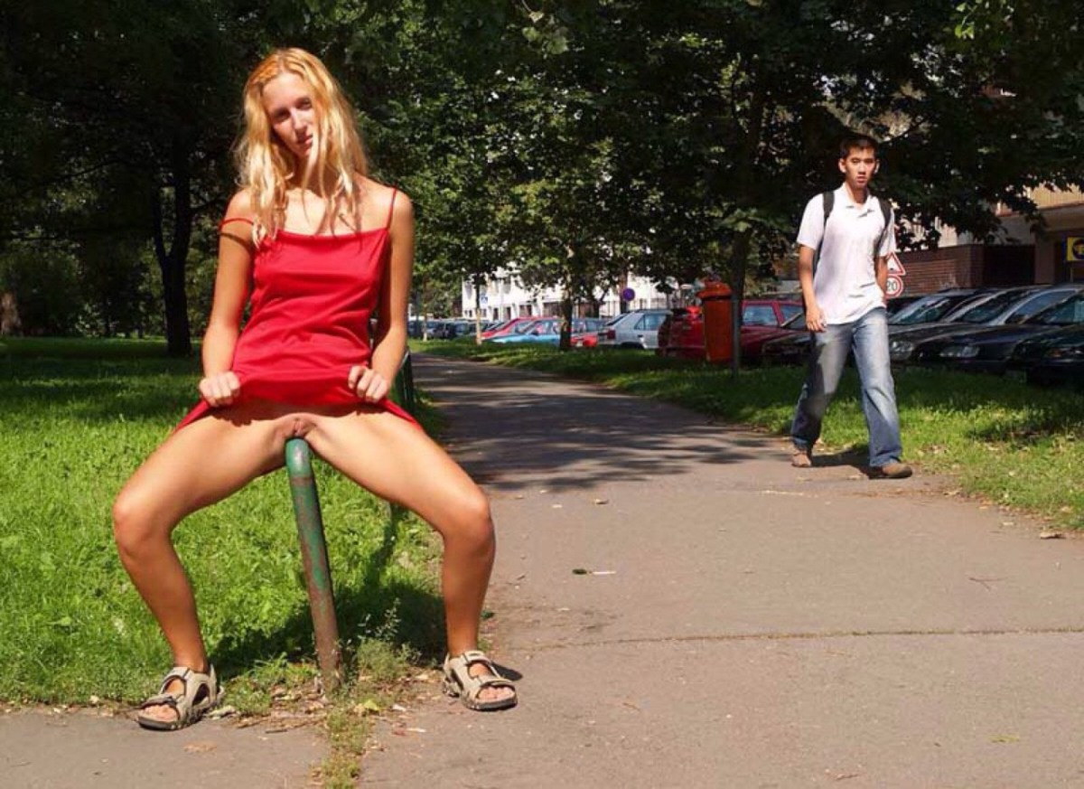 Красивая девушка без трусиков на улице