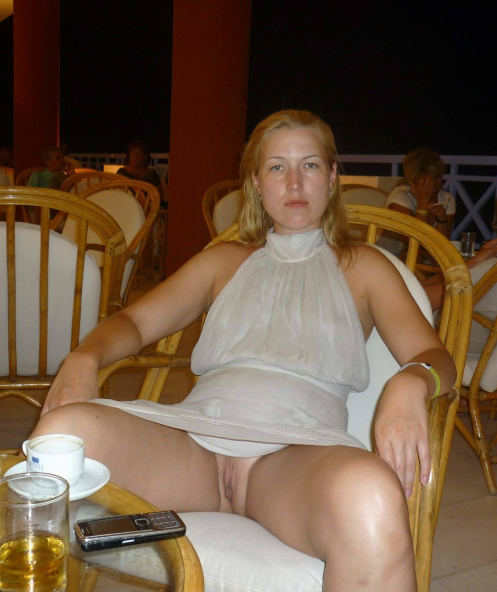 Жена без трусов перед другом