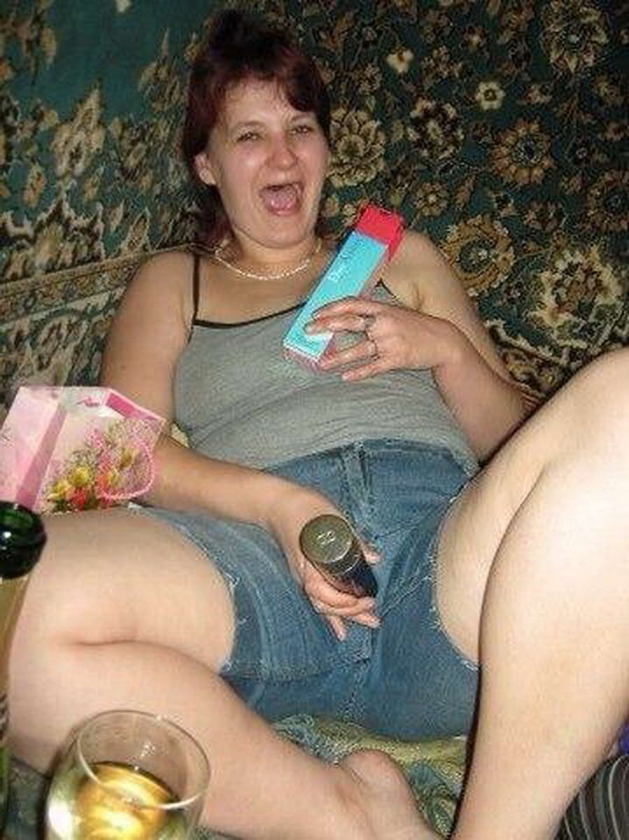 Молодая девушка села на бутылку