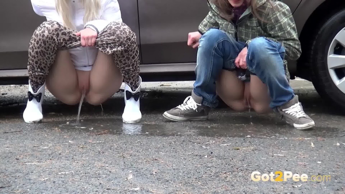 Девушка ссыт на корточках