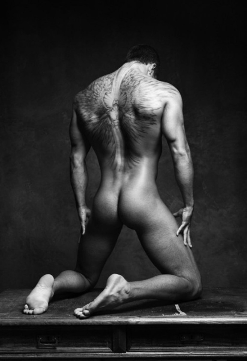 Голый красавчик большим