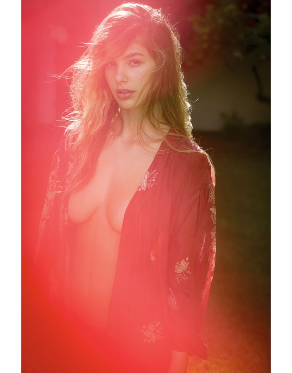 Sandra Kubicka в купальнике ню