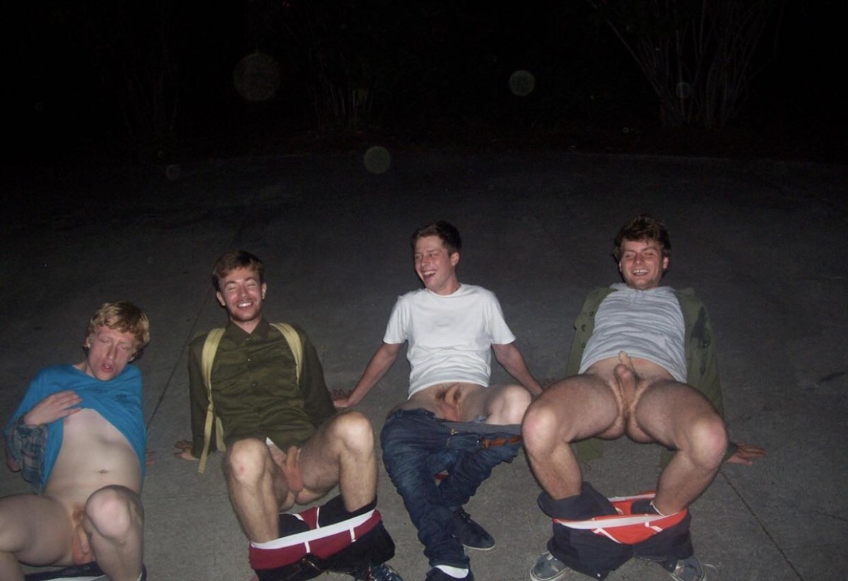 Юноши ебутся на природе