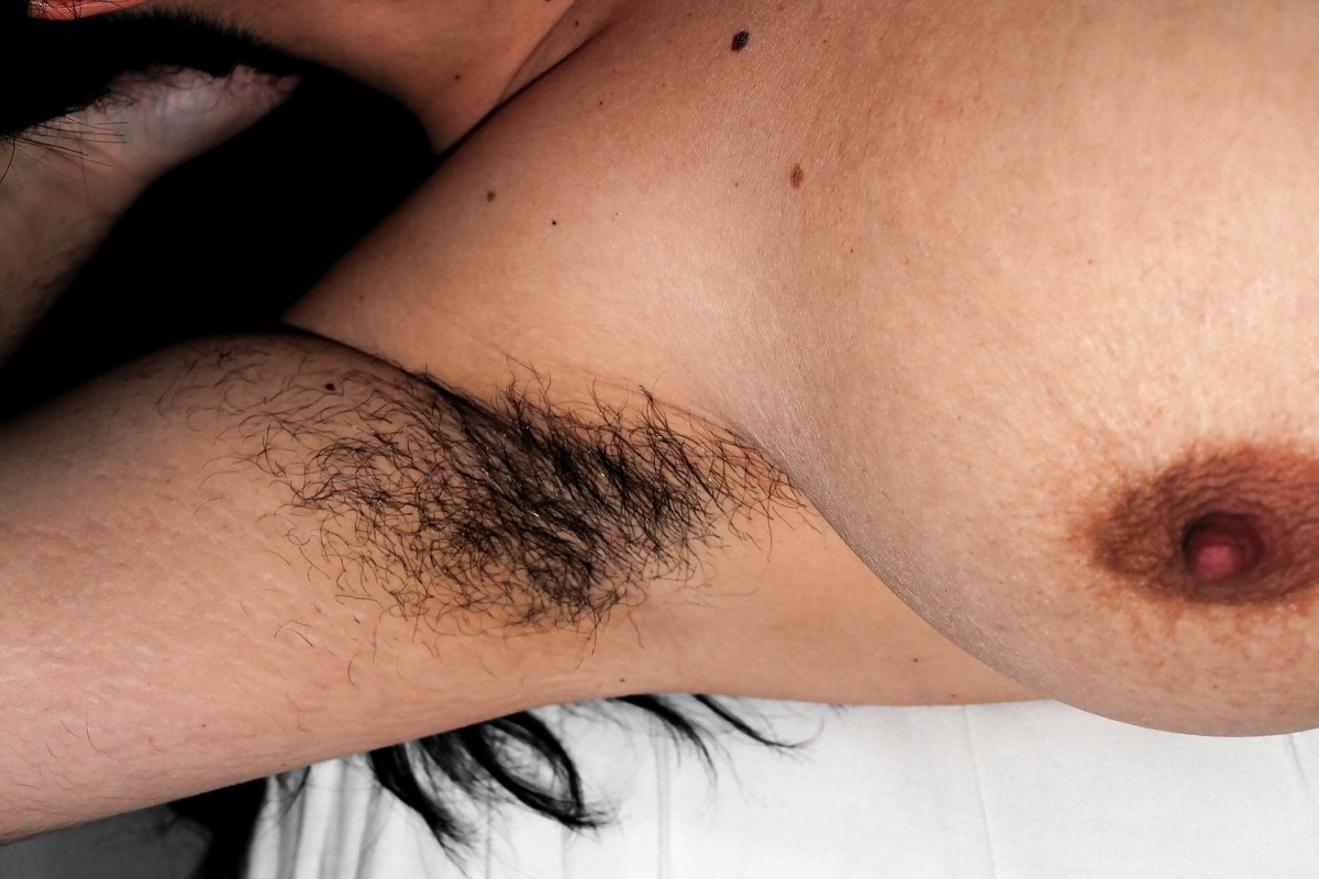 Девушка с волосатыми сосками