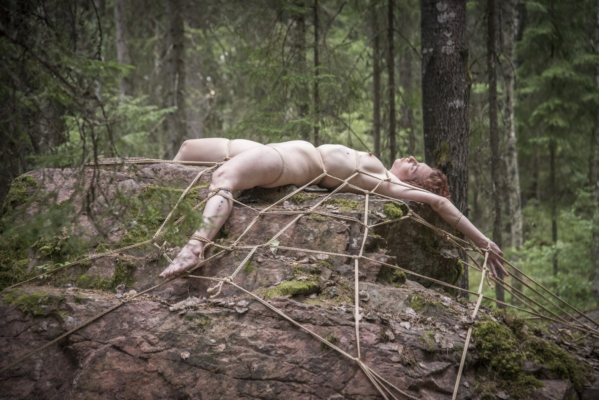 Голые женщины связанные в лесу