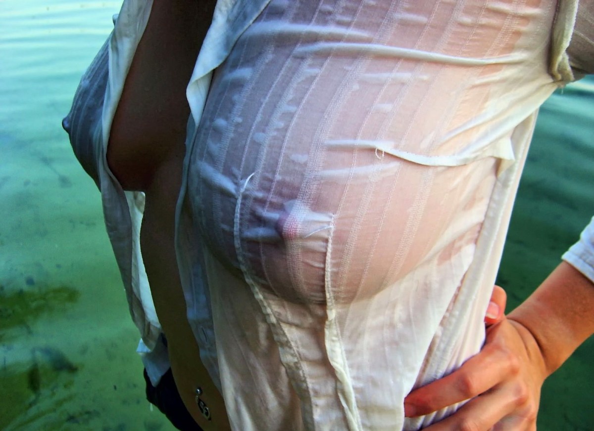 Сиськи видно под одеждой