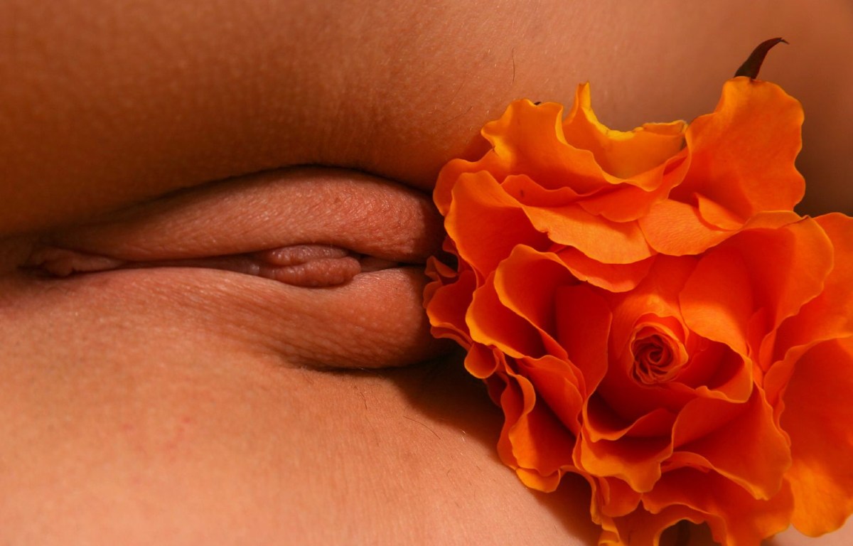 Женщины показывают влагалище