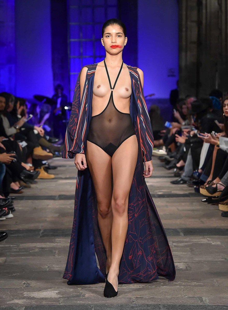 Грудь на показ