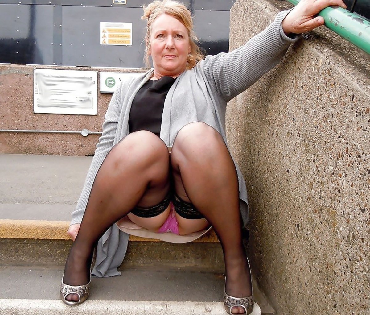 Жена без трусиков в машине