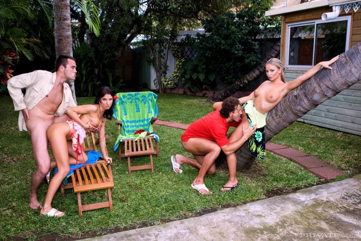 Публичный анал на природе