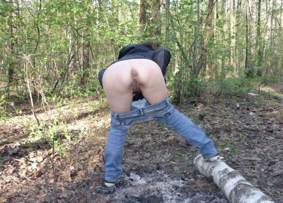 Зрелые на природе задом