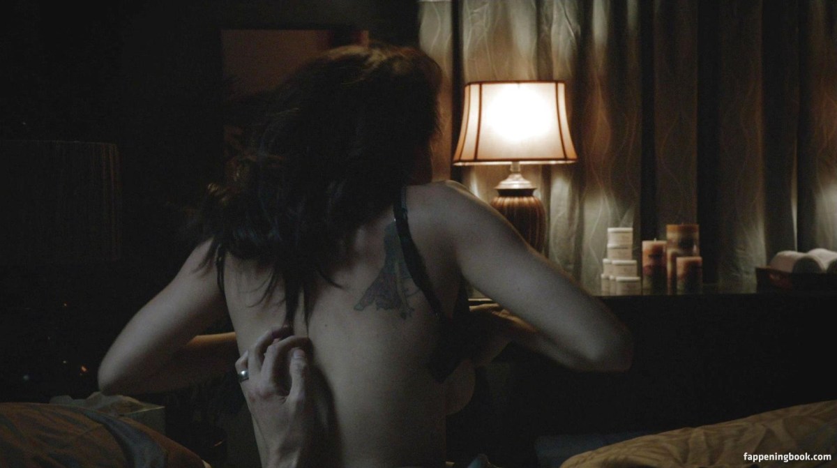 Ruby Knox показывает промежность